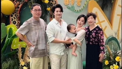 九游娱乐app下载-张檬儿子周岁宴排面拉满，爸爸全程温柔抱哄，被全家宠成小宝贝