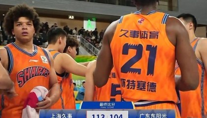 九游娱乐-无解双塔！洛夫顿白边狂轰45+19+11打爆广东禁区 杜锋多次无奈摇头